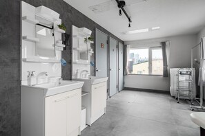 Apartment | Badezimmer | Duschwanne, Haartrockner, Hausschuhe, Handtücher