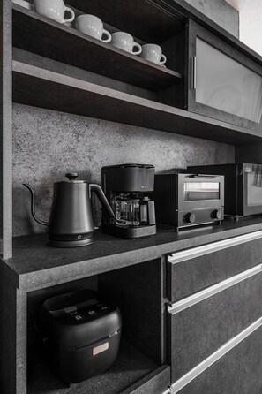 Apartment | Eigene Küche | Kühlschrank, Mikrowelle, Herdplatte, Wasserkocher mit Kaffee-/Teezubehör