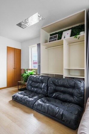 Apartment | Wohnbereich | 50-Zoll-Flachbildfernseher mit Digitalempfang