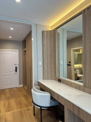 Business-Vierbettzimmer, Balkon, Blick auf den Golfplatz | Badezimmer
