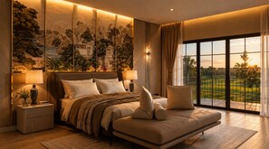 Een slaapkamer met een groot bed, een nachtkastje, een lamp en uitzicht op een groen landschap door grote ramen.