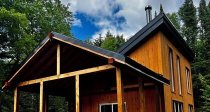 Cozy cabin in a beautiful prairie on Sainte-Adèle’s organic farm.
