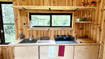 Cookware/dishes/utensils, dining table
