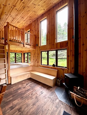 Interior - Cozy cabin in a beautiful prairie on Sainte-Adèle’s organic farm. (Sainte-Adèle)