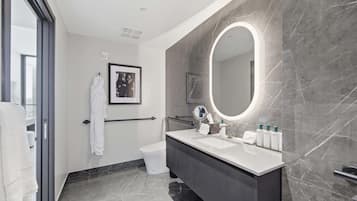 Een douche, een haardroger, handdoeken, shampoo