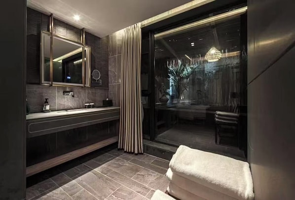 Familien-Suite, Hügelblick | Badezimmer | Duschwanne, Quellwasserbad, Regendusche, kostenlose Toilettenartikel
