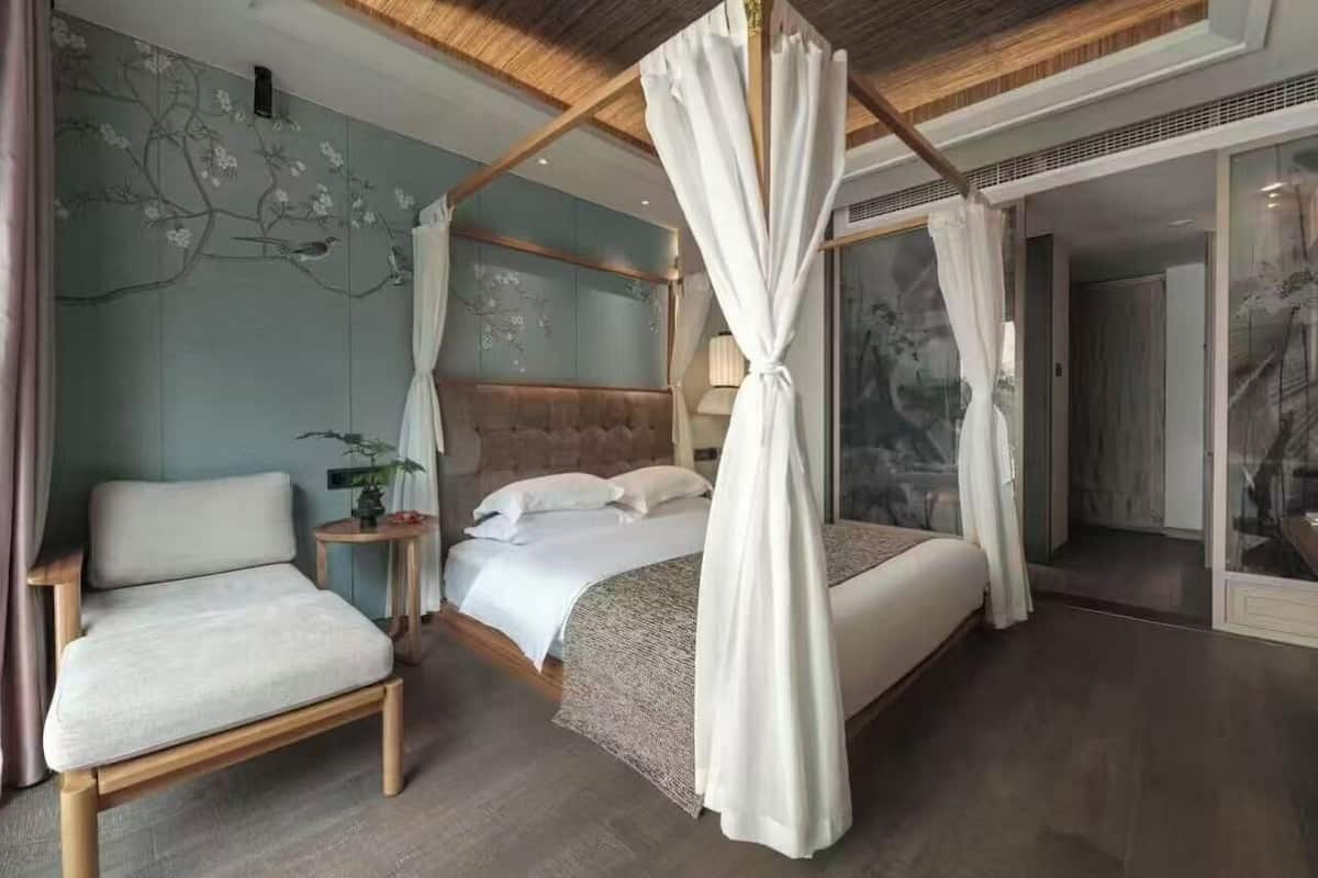 Habitación doble económica, vista a la colina | Ropa de cama de alta calidad, edredón y escritorio