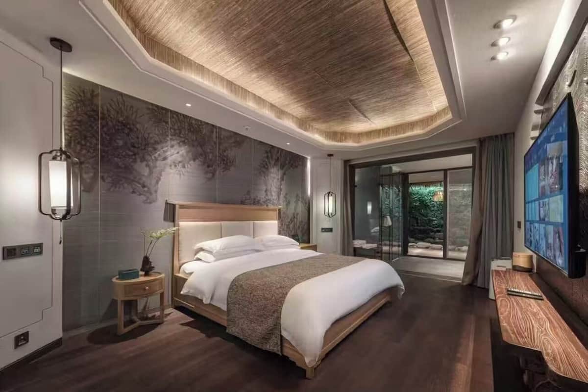 Habitación doble superior, vista a la colina | Ropa de cama de alta calidad, edredón y escritorio