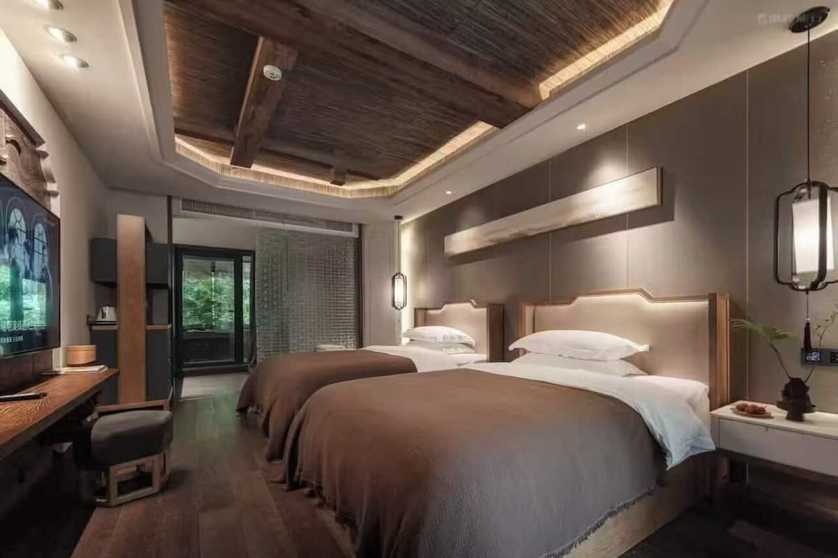 Habitación de lujo con 2 camas individuales, vista a la colina | Ropa de cama de alta calidad, edredón y escritorio
