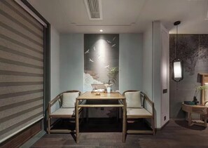 Habitación doble superior, vistas a la colina | Zona de estar | Una impresora