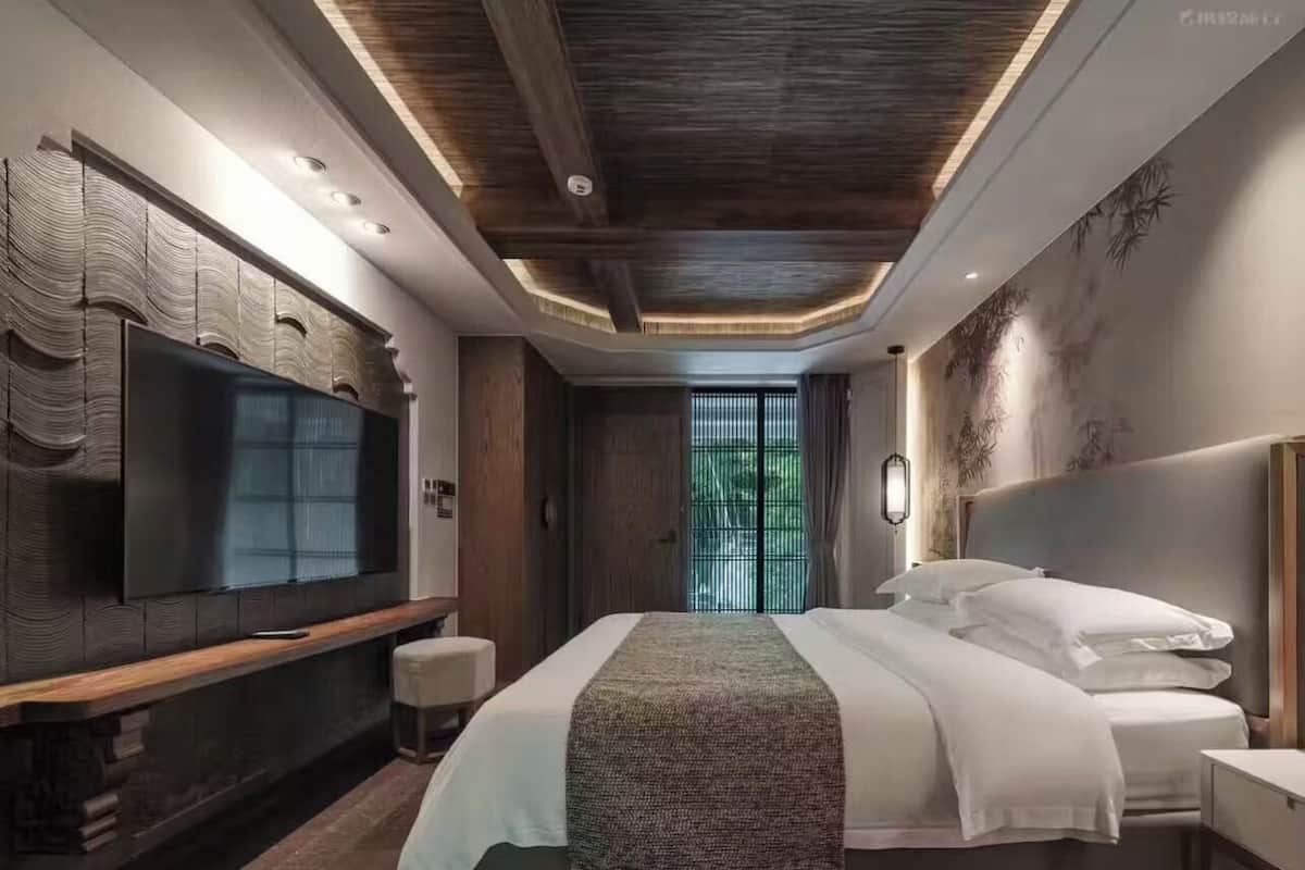 Habitación doble Confort, vista a la colina | Ropa de cama de alta calidad, edredón y escritorio