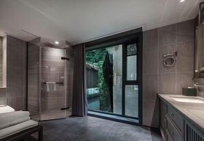 Habitación superior con 2 camas individuales, vistas a la colina | Baño | Ducha y bañera combinadas y bañera de agua termal