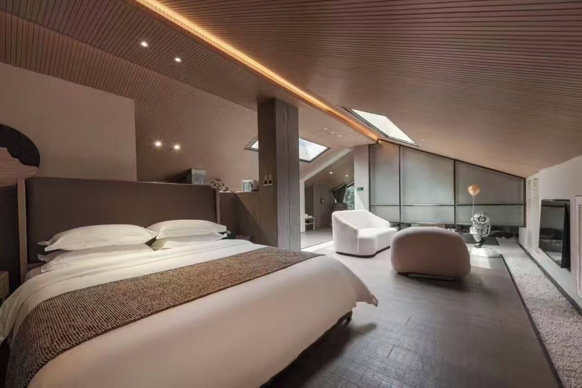 Habitación doble de lujo, vista a la colina | Ropa de cama de alta calidad, edredón y escritorio