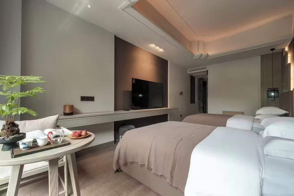 Habitación económica con 2 camas individuales, vista a la colina | Ropa de cama de alta calidad, edredón y escritorio
