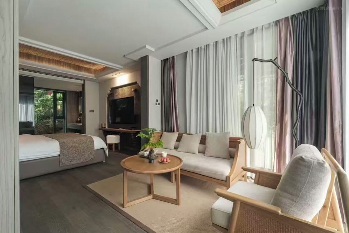 Habitación doble Deluxe, vista a la colina | Ropa de cama de alta calidad, edredón y escritorio