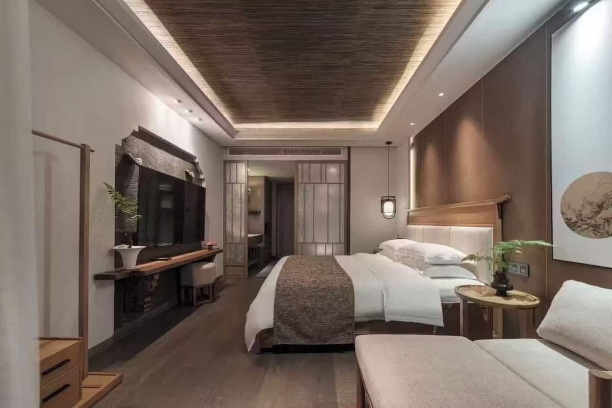Habitación doble clásica, vista a la colina | Ropa de cama de alta calidad, edredón y escritorio