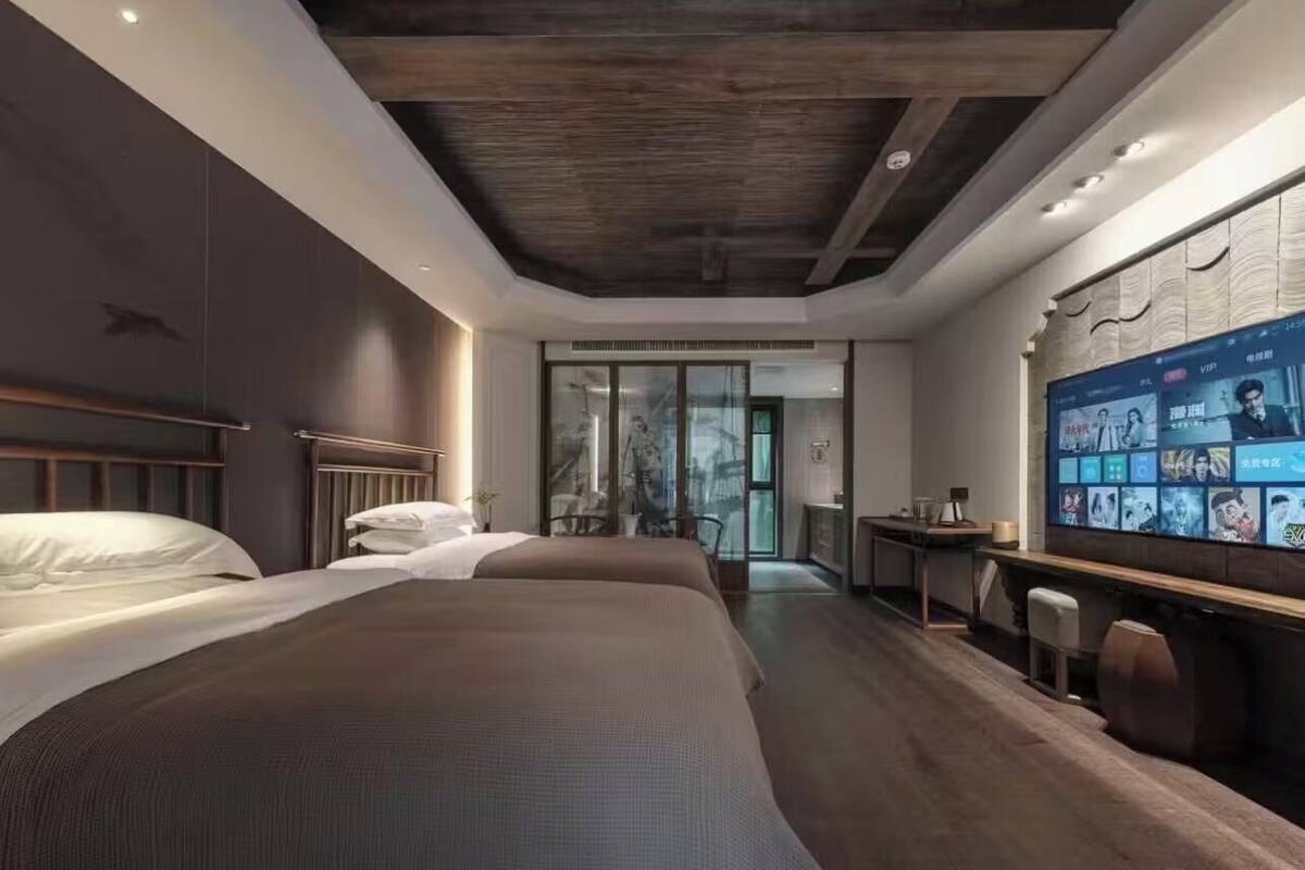 Habitación superior con 2 camas individuales, vista a la colina | Ropa de cama de alta calidad, edredón y escritorio