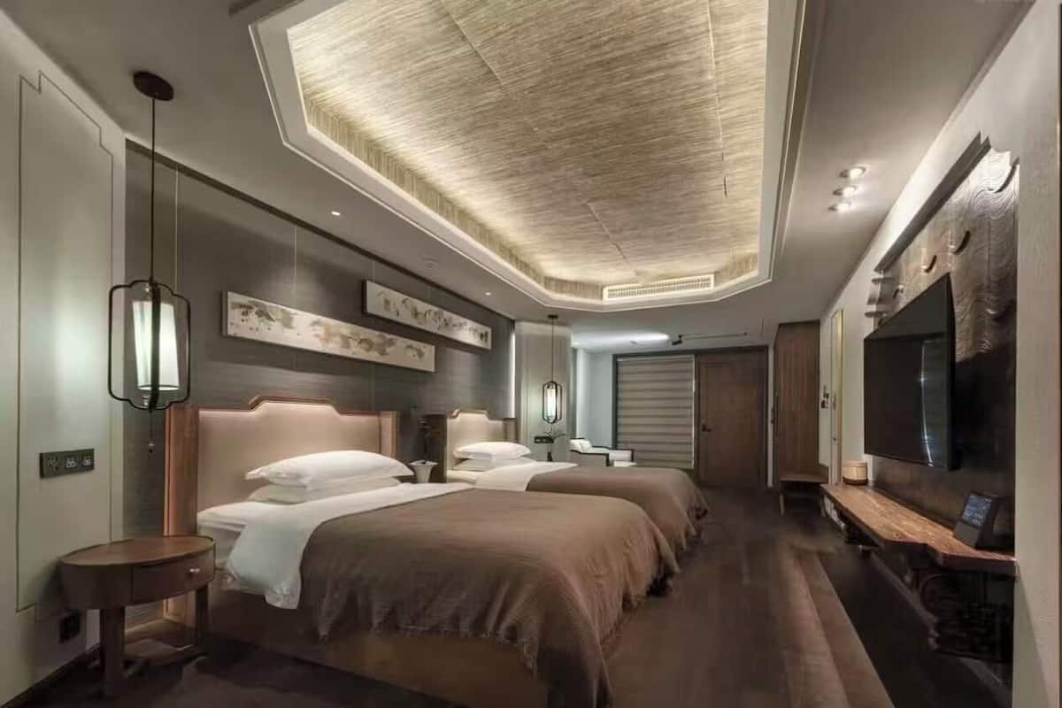 Habitación Deluxe con 2 camas individuales, vista a la colina | Ropa de cama de alta calidad, edredón y escritorio