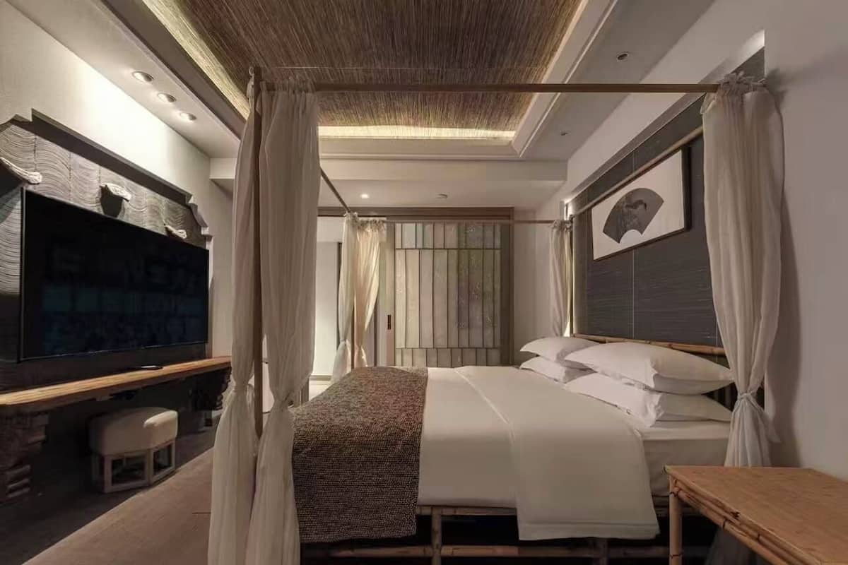 Suite familiar, vista a la colina | Ropa de cama de alta calidad, edredón y escritorio
