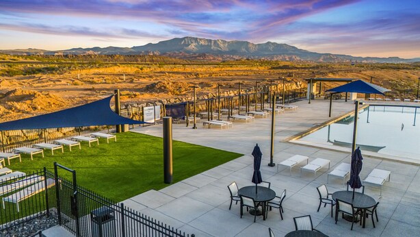 A poolside area with lounge chairs, umbrellas, and a view of mountains. - Skyline Resort, Private Hot tub, Resort amenities! (Washington)