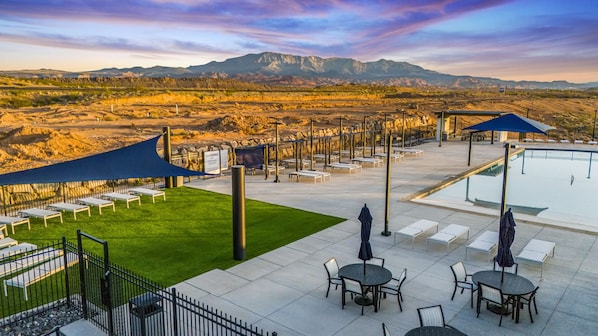 A poolside area with lounge chairs, umbrellas, and a view of mountains. - Skyline Resort, Private Hot tub, Resort amenities! (Washington)