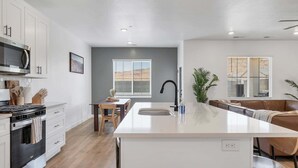 Private kitchen - Skyline Resort, Private Hot tub, Resort amenities! (Washington)
