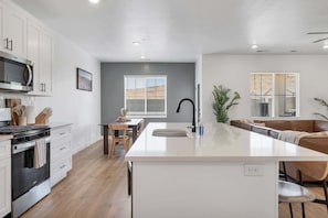 Coffee/tea maker, fridge, microwave, oven - Skyline Resort, Private Hot tub, Resort amenities! (Washington)