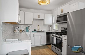 Wasserkocher mit Kaffee-/Teezubehör, Kühlschrank, Mikrowelle, Herdplatte