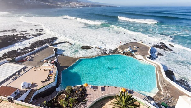 A resort with a large pool, beach area, and ocean views. - Punta Para so in Punta del Hidalgo (San Cristóbal de La Laguna)