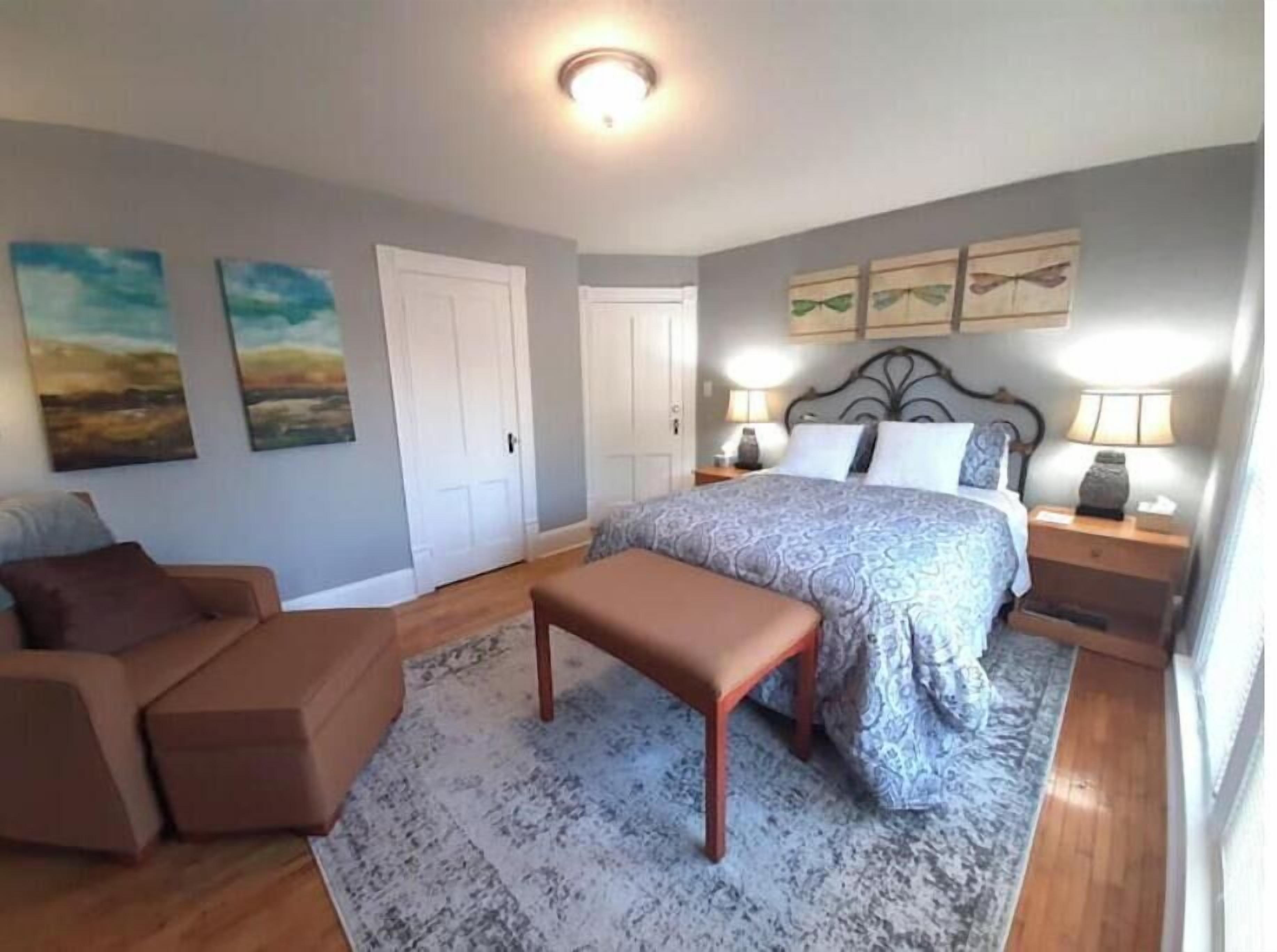 5 bedrooms, iron/ironing board, WiFi, bed sheets