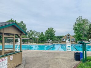 Una piscina al aire libre, una piscina climatizada
