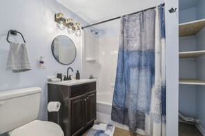 Douche, sèche-cheveux, serviettes fournies, savon