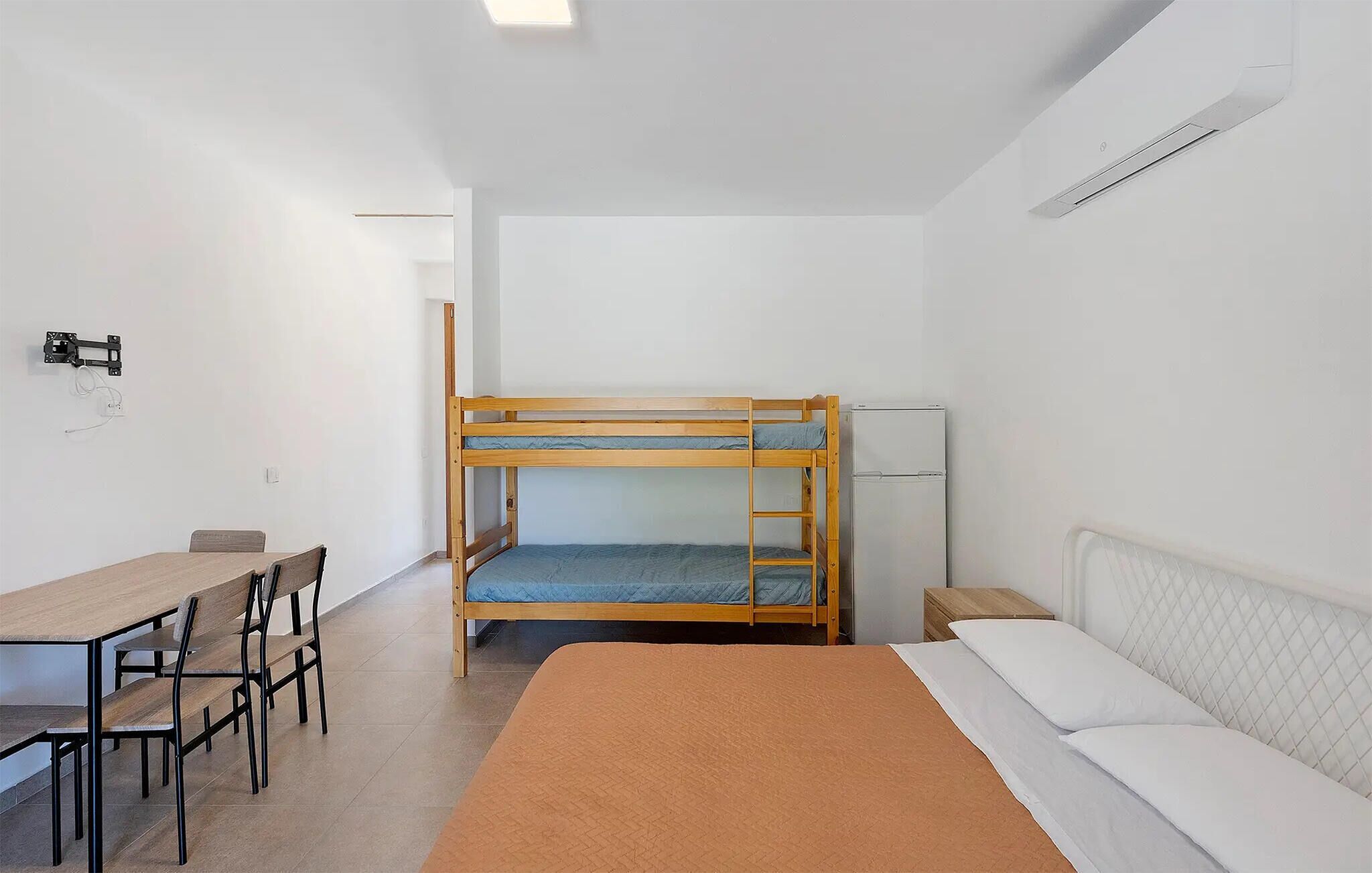 Travel cot, free WiFi
