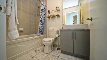 Studio Suite | Bathroom