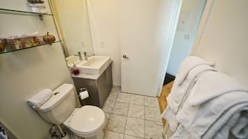 Studiosvit | Badrum | Badkar/dusch, gratis toalettartiklar, hårtork och handdukar