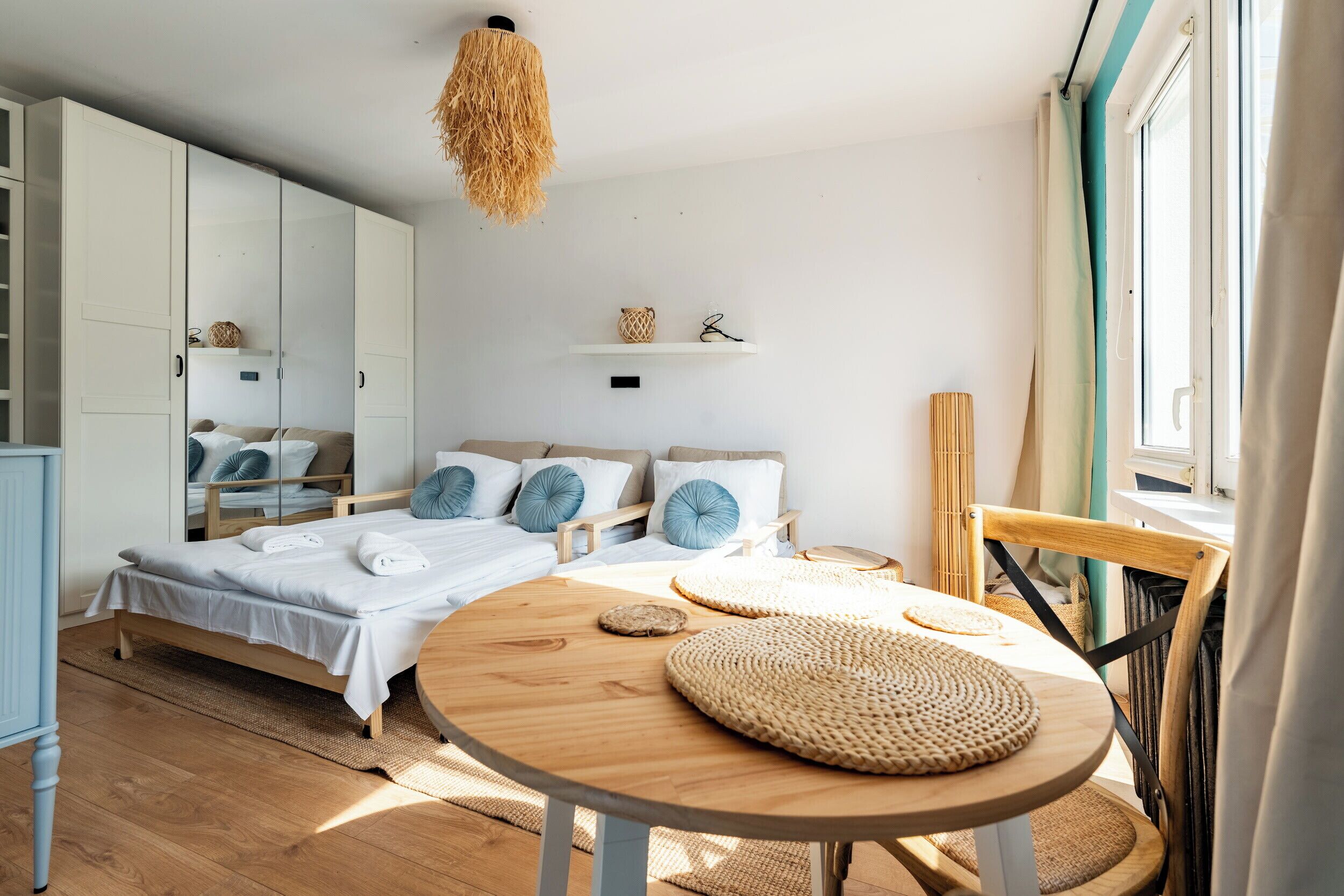Tabla de planchar con plancha, wifi, ropa de cama