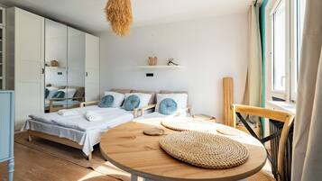 Tabla de planchar con plancha, wifi, ropa de cama