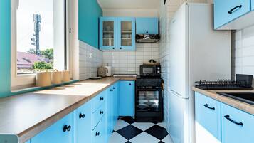 Frigorífico, microondas y placa de cocina