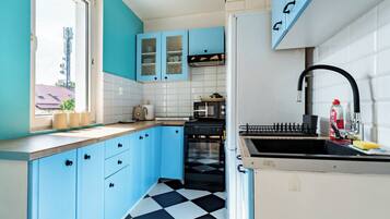 Fridge, microwave, stovetop