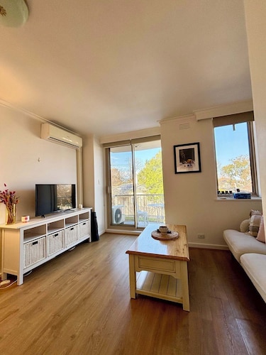 Light-filled sanctuary footsteps from coveted cafes, parks and village shopping!