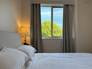 Een strijkplank/strijkijzer, wifi, beddengoed