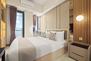 Ein modernes Hotelzimmer mit einem großen Bett, Nachttischen, einem Holzschrank und Blick auf die Stadt.