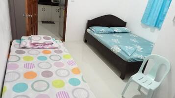 Une chambre à coucher avec un lit, une chaise et une armoire.