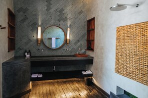 Villa, Poolblick | Badezimmer | Kostenlose Toilettenartikel, Haartrockner, Handtücher, Seife
