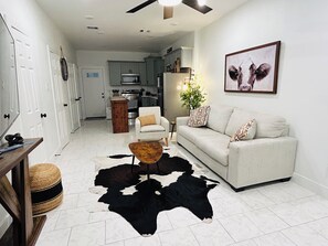 Living area - Lovely 2-bedroom townhome with AC in charming Houston (Houston)
