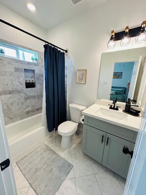 Bathroom - Lovely 2-bedroom townhome with AC in charming Houston (Houston)