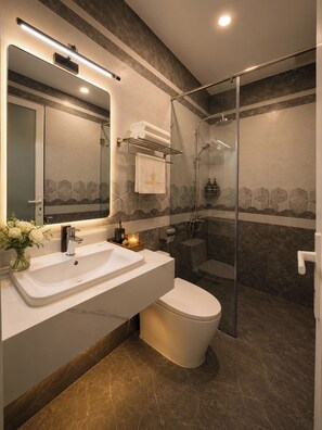 Standard-Doppelzimmer, Stadtblick | Badezimmer | Dusche, kostenlose Toilettenartikel, Haartrockner, Handtücher