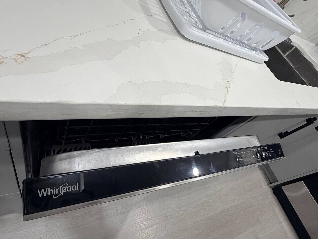 Whirlpool-astianpesukone keittiössä, jossa on marmoritaso.