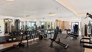 A gym with various exercise equipment, including dumbbells, kettlebells, and weight machines. - Jacarandas Breeze Palo Alto (Ojen)