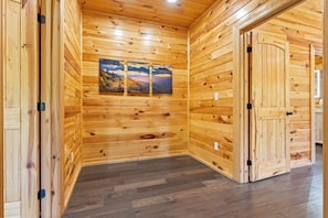Interior - NEW/Walk to DT/swim spa/4 en suites/theater/games/sleeps 16 (Gatlinburg)
